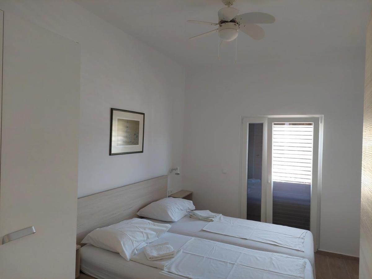 Apartments Dora, With A Beautiful View Of The Bay, Near The Sea And Center Vrboska Esterno foto