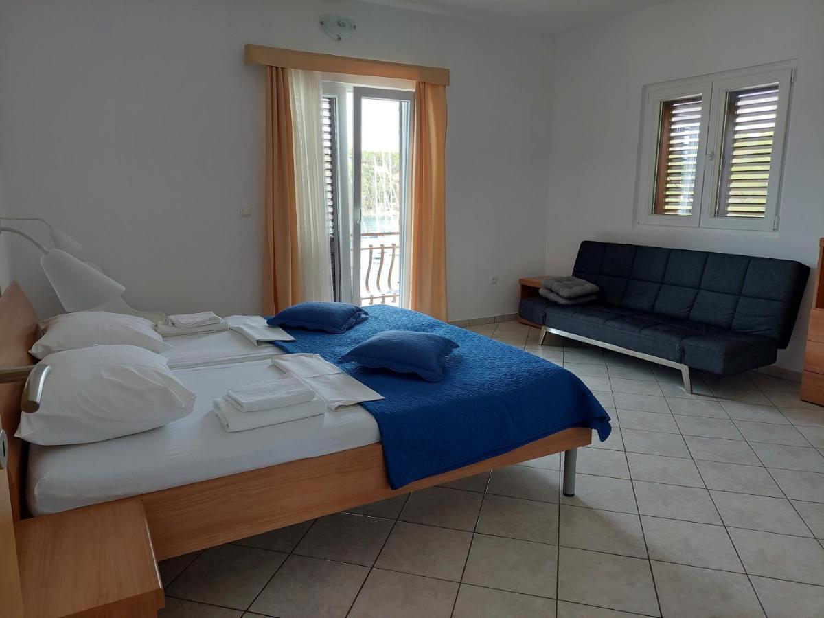 Apartments Dora, With A Beautiful View Of The Bay, Near The Sea And Center Vrboska Esterno foto
