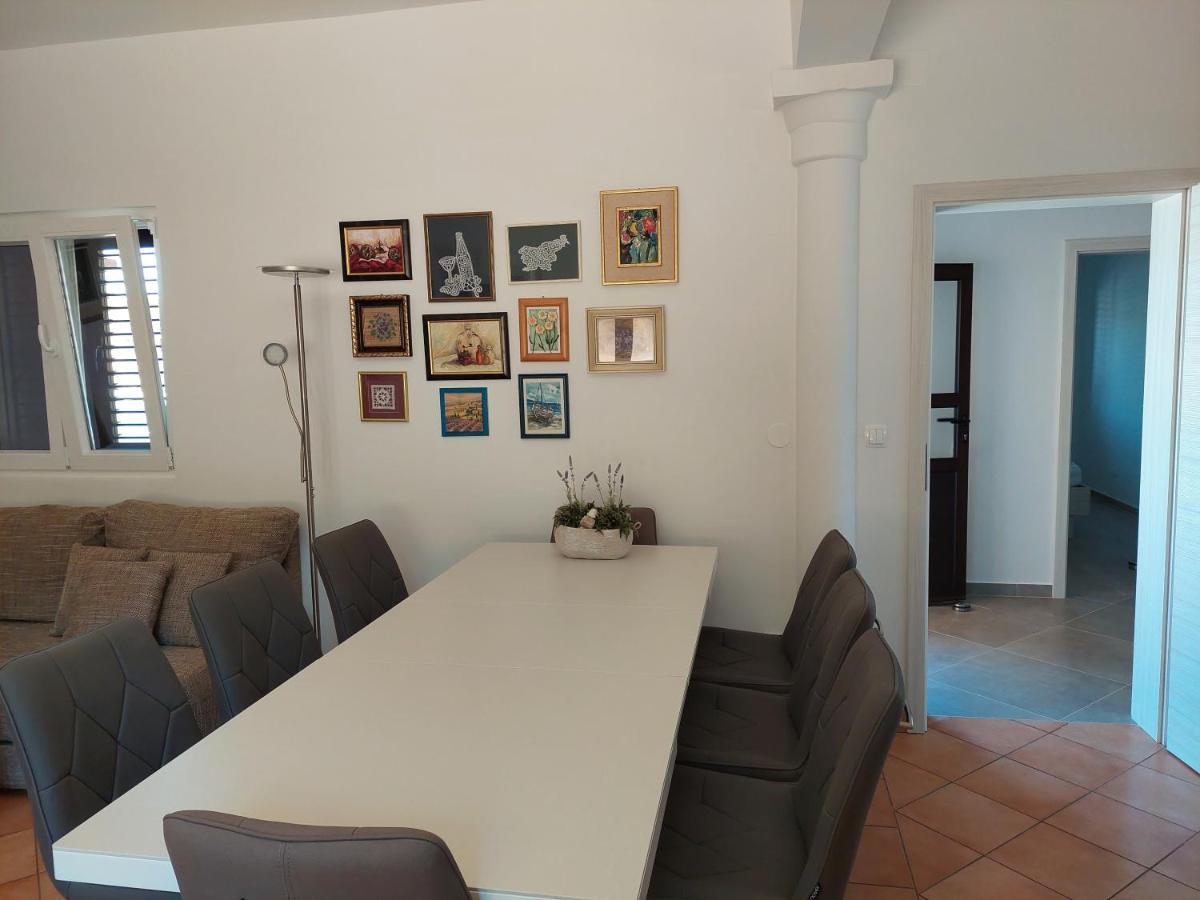 Apartments Dora, With A Beautiful View Of The Bay, Near The Sea And Center Vrboska Esterno foto