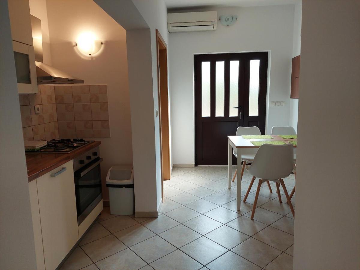 Apartments Dora, With A Beautiful View Of The Bay, Near The Sea And Center Vrboska Esterno foto