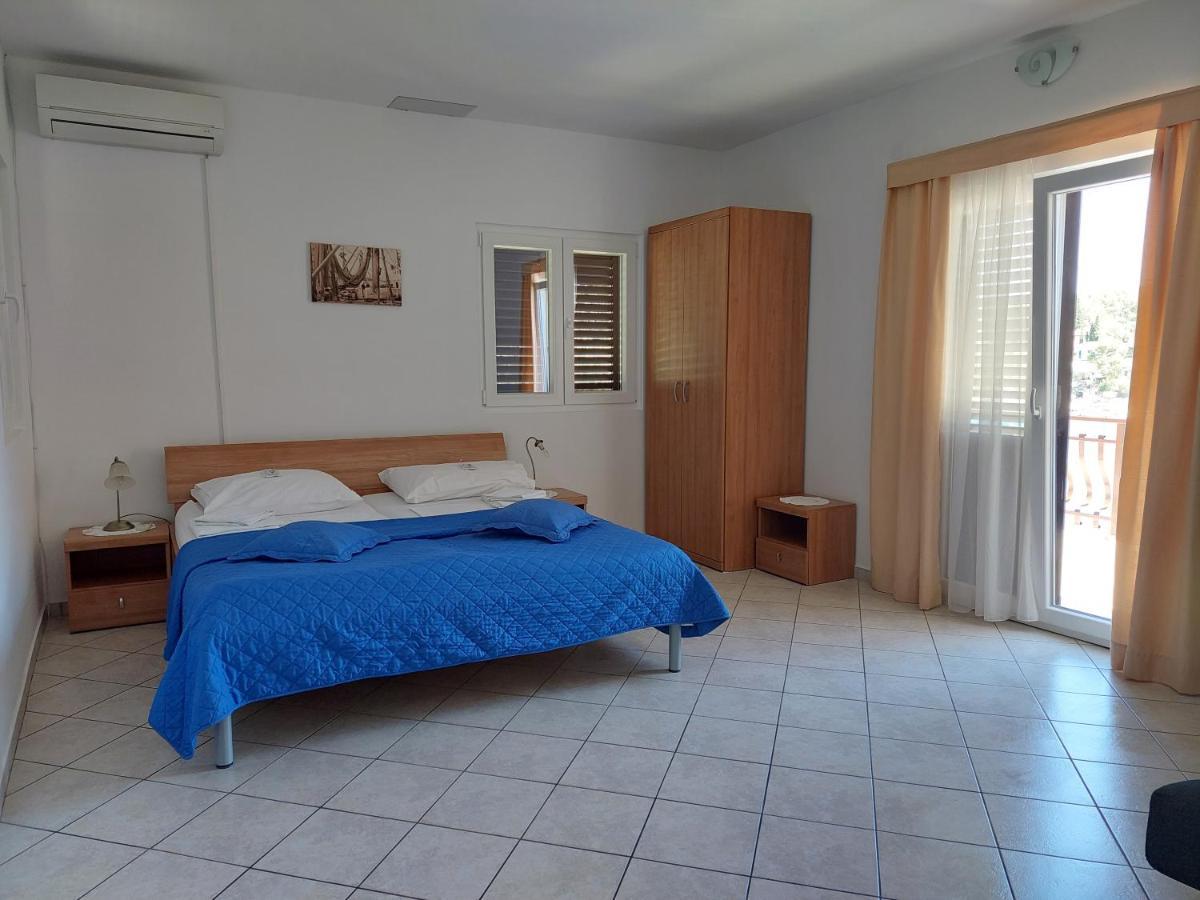 Apartments Dora, With A Beautiful View Of The Bay, Near The Sea And Center Vrboska Esterno foto