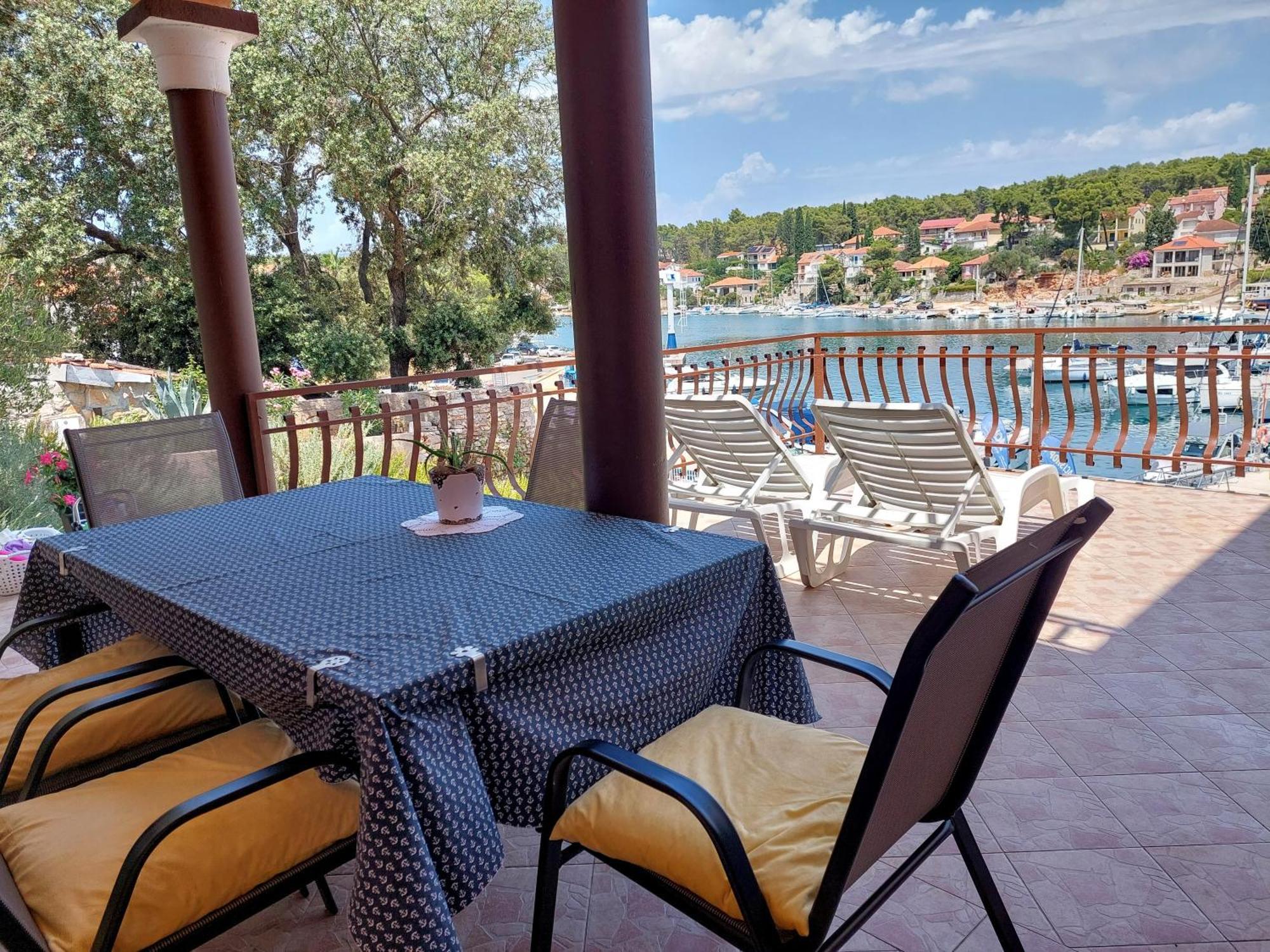 Apartments Dora, With A Beautiful View Of The Bay, Near The Sea And Center Vrboska Esterno foto
