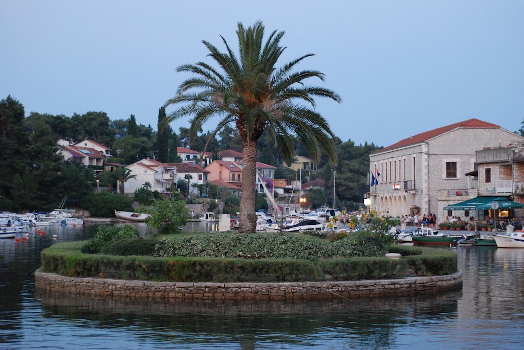 Apartments Dora, With A Beautiful View Of The Bay, Near The Sea And Center Vrboska Esterno foto