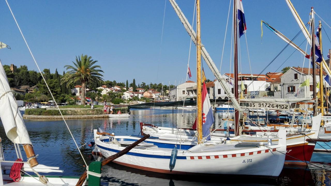 Apartments Dora, With A Beautiful View Of The Bay, Near The Sea And Center Vrboska Esterno foto